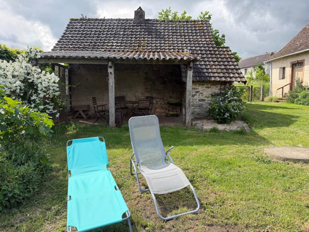 Espace terrasse couverte, salon de jardin et chaises longues