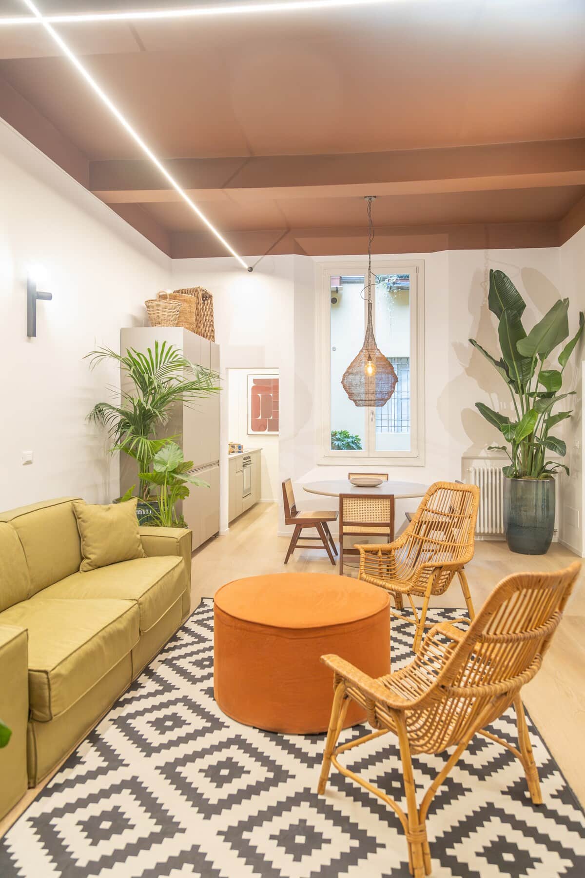 Luxury short rent Bologna centro, large open space living room with table.