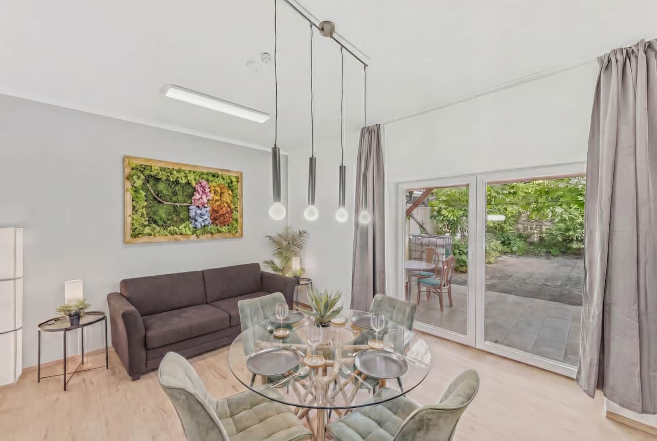 Stilvolles Wohnzimmer mit Mooskunst & Essbereich – euer urbanes Zuhause in Trier