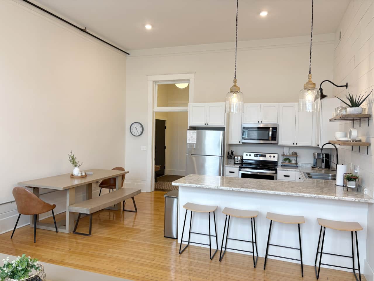 KITCHEN/DINING