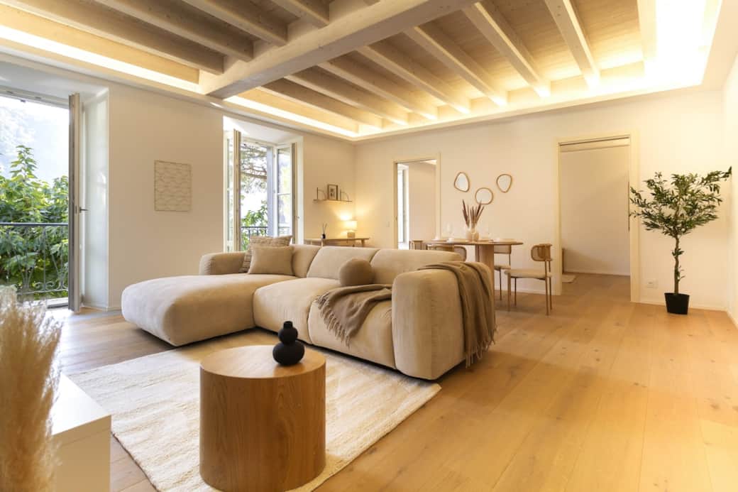 Ampio e comodo salotto per 4 persone. Balconi e Luci regolabili. Ampio e comodo salotto per 4 persone. Balconi e Luci regolabili.