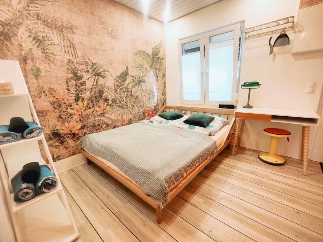 Queensize Eichen Bett 160x200, Schreibtisch und Regal Aufbewahrung für deine Kleidung.