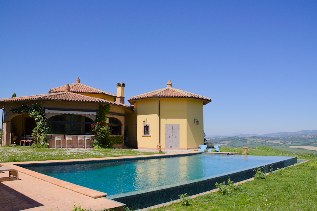 Vista verso Colle Mafalda dalla piscina privata