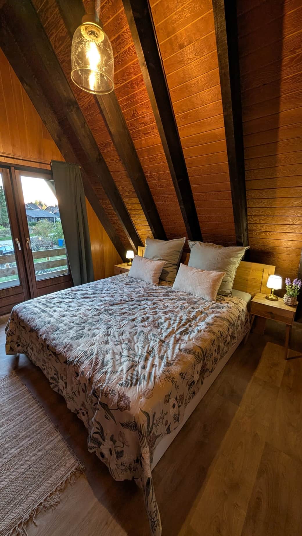 Doppelbettschlafzimmer mit Balkon