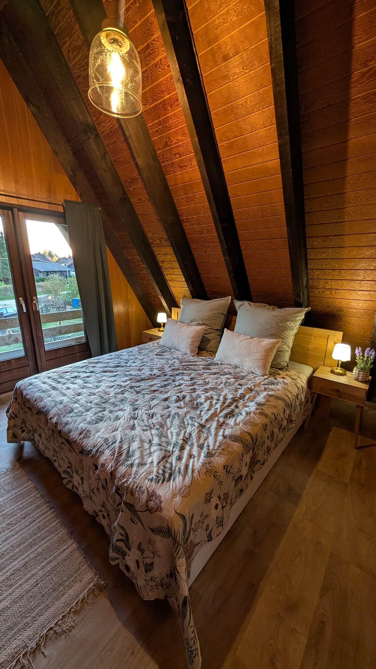 Doppelbettschlafzimmer mit Balkon