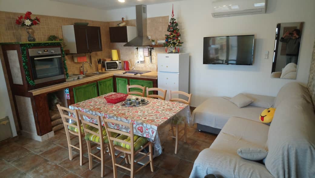 Soggiorno con angolo cottura open space, piano terra, climatizzatore, SmartTV Sat, divano letto