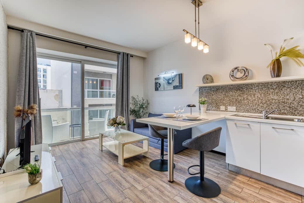 Bright open-plan studio with fully equipped kitchenette and dining space