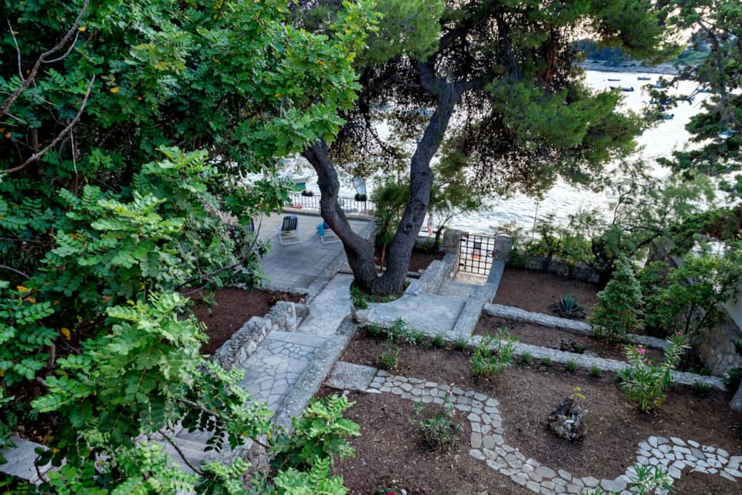 Room view to garden and sea - Pine Beach villa