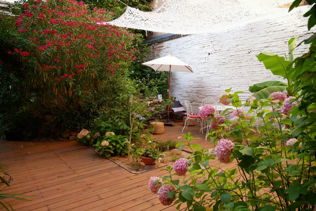Une terrasse nichée dans la verdure