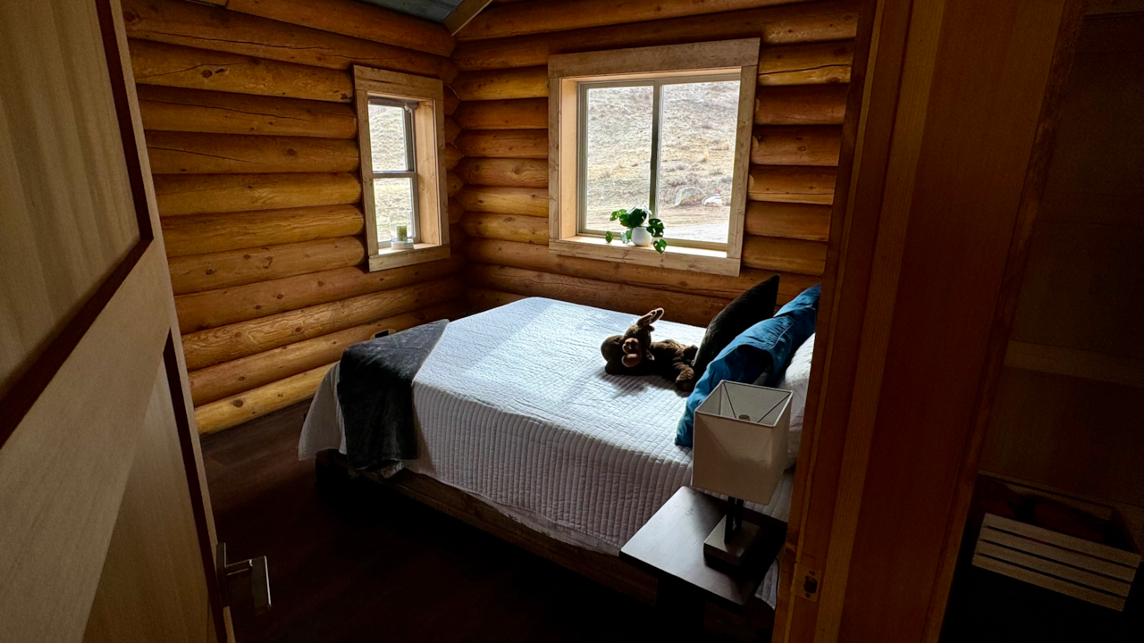 Queen- Streamside Cabin