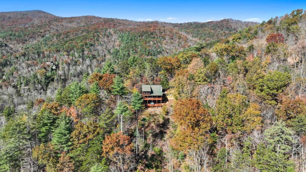 Drone shot captures the cabin nestled high on the mountain, surrounded by trees and total privacy—showing just how secluded and peaceful the location truly is.