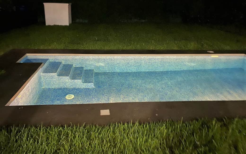 Piscina con iluminación nocturna Piscina con iluminación nocturna