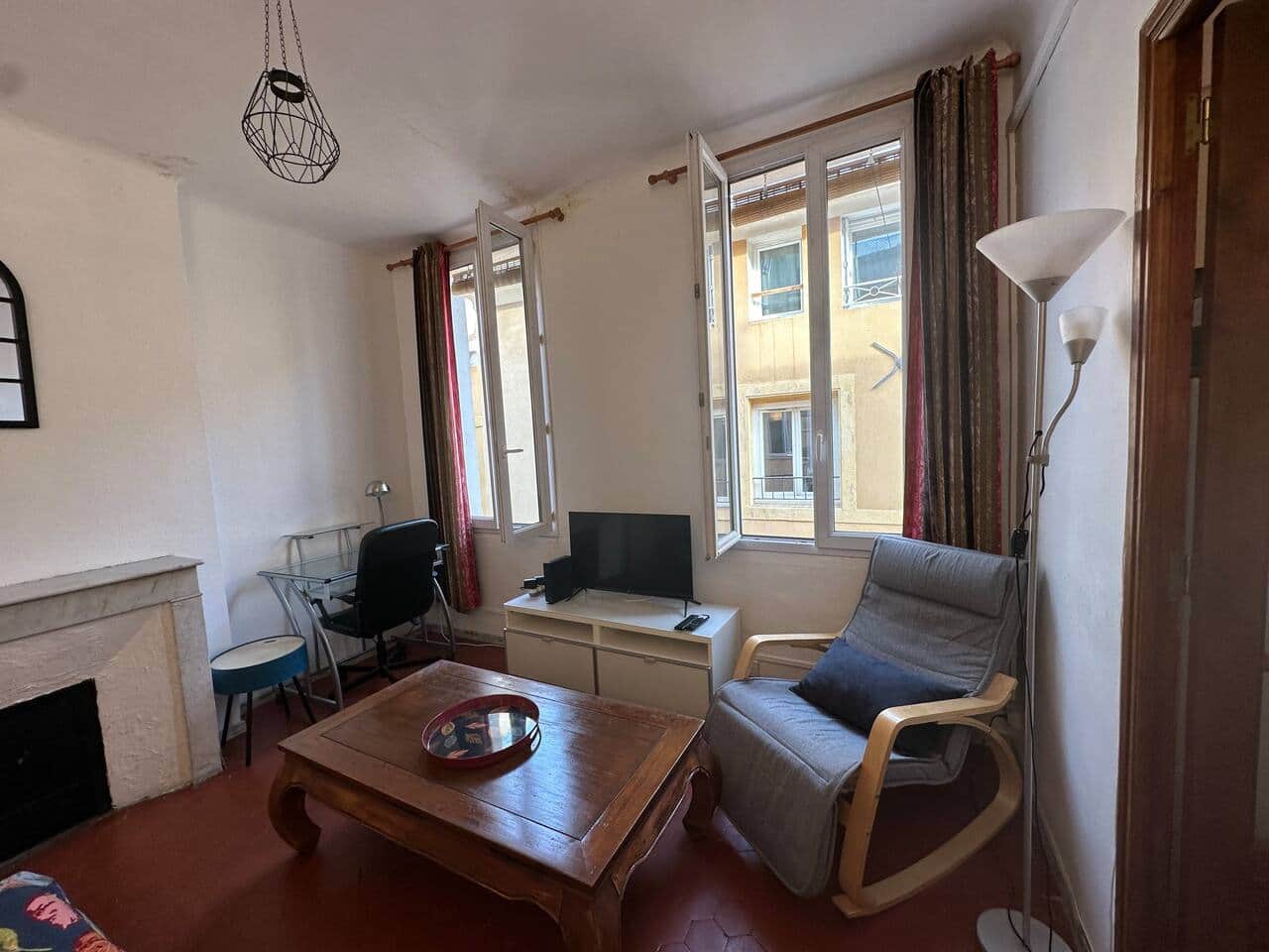 salon, TV, chaises, bureau