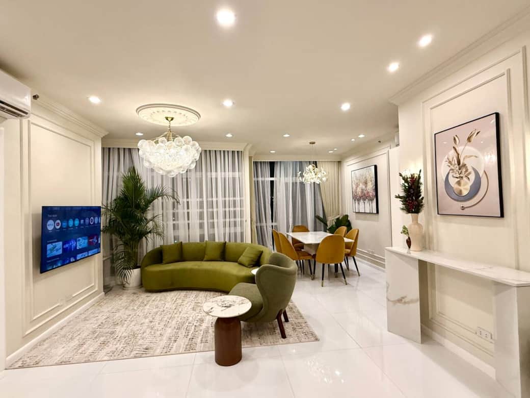 A spacious living and dinning area that you can enjoy relaxing and bonding with your family, friend and guests.