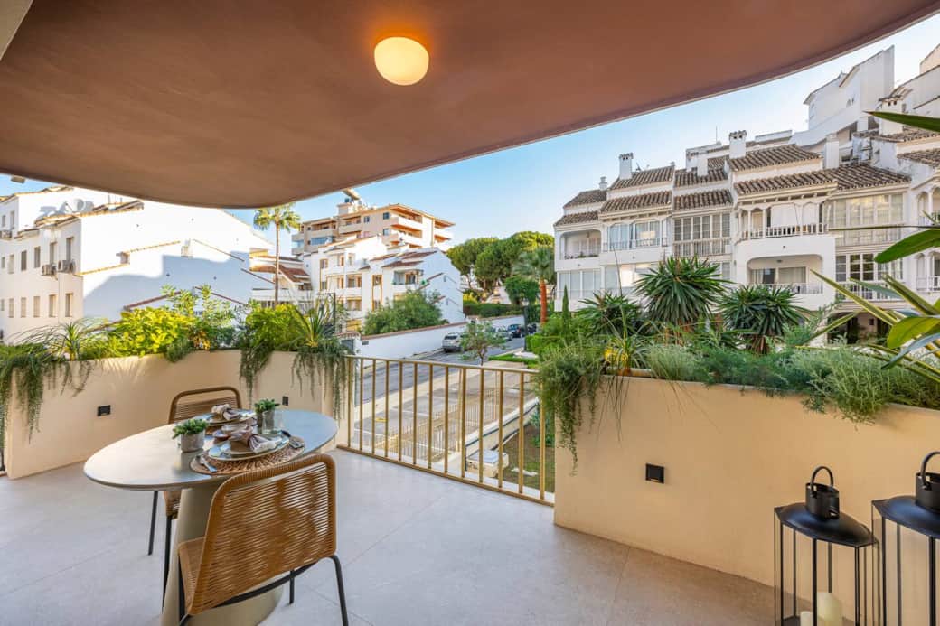 This is your private outdoor corner, filled with greenery. Sit at the table surrounded by plants and enjoy the views of the pleasant surroundings. A space perfectly designed for quiet meals and relaxing moments under the Mediterranean sky.
