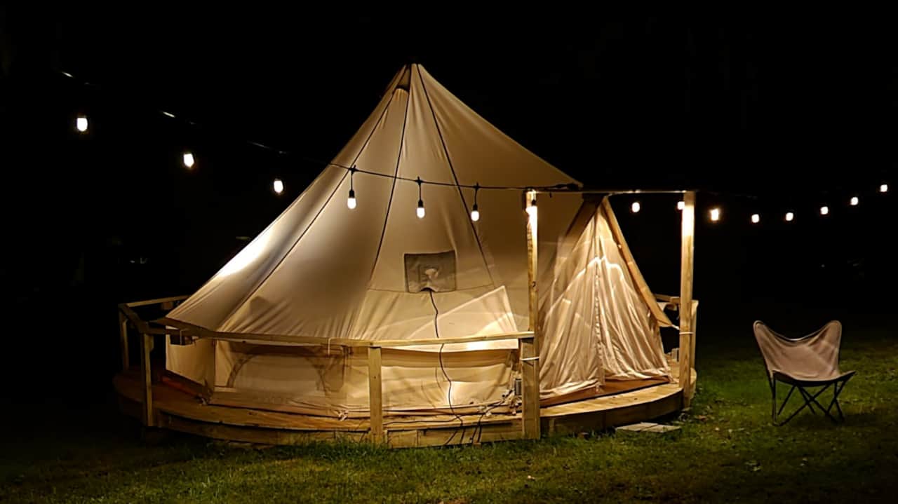 Kennedy creek resort - nighttime yurt with lights