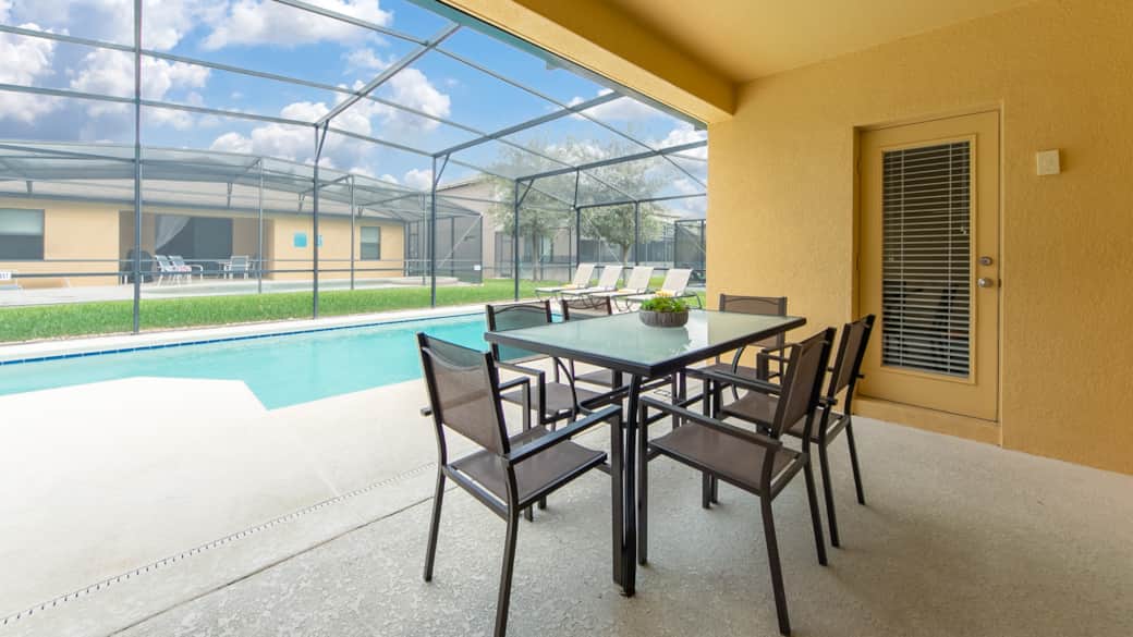 Outdoor Seating & Lanai