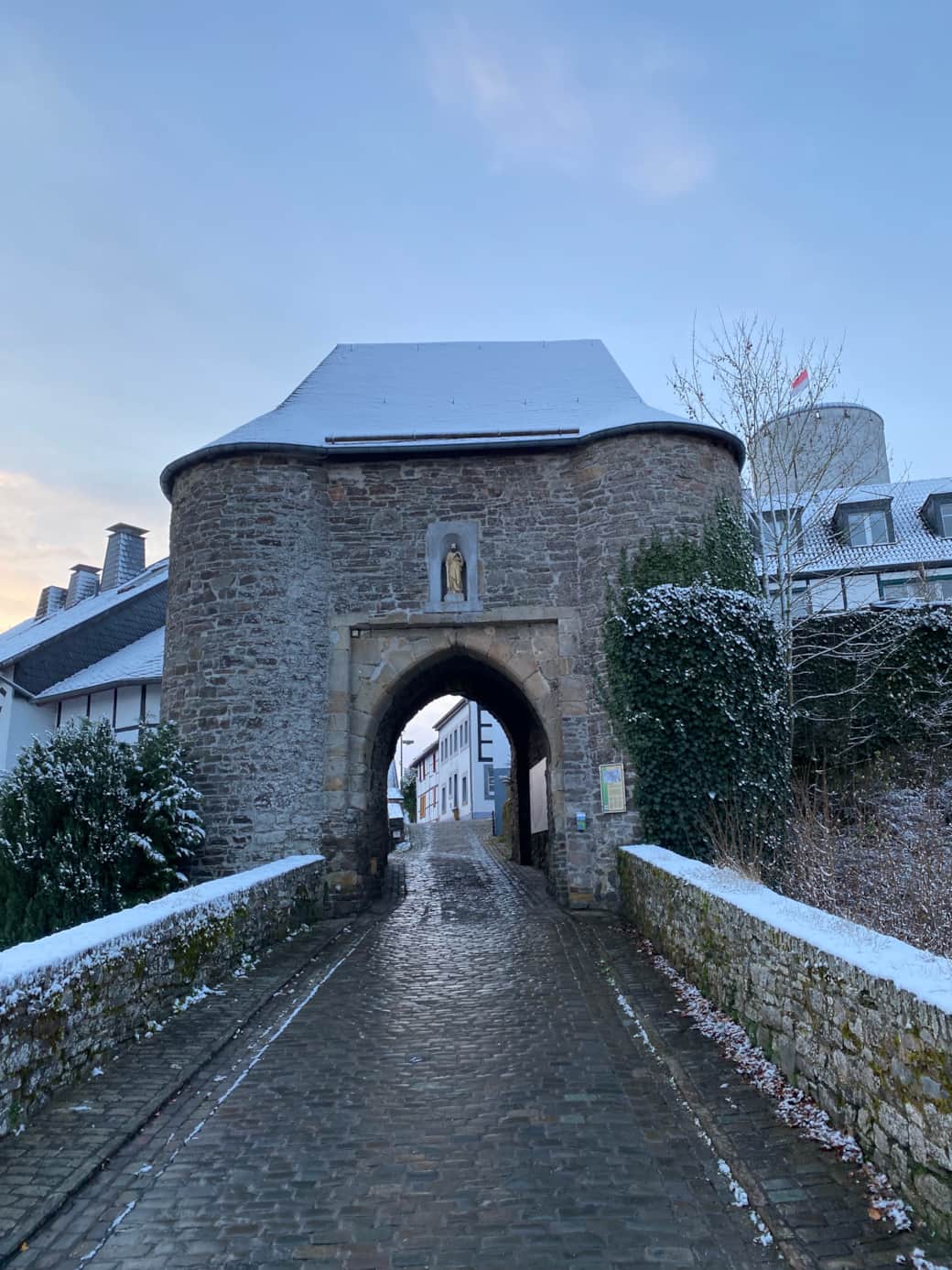 Einfahrt durch das Matthiastor im Winter
