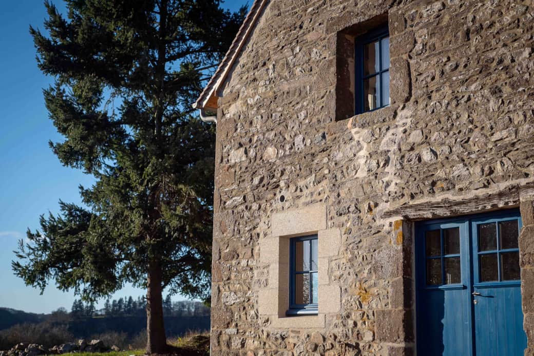 La petite grange avec vue sur la vallée derrière