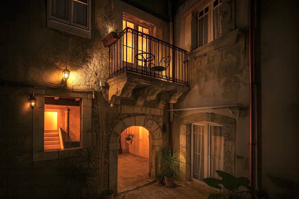 Il balconcino del tinello si affaccia sull'affascinante cortile...