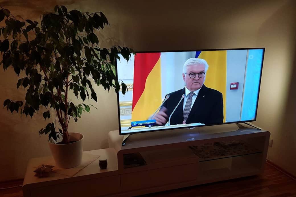 Wohnkomfort pur: Fernseher mit stimmungsvollem Ambilight. ARISTA Ferienwohnung Friedrichshafen