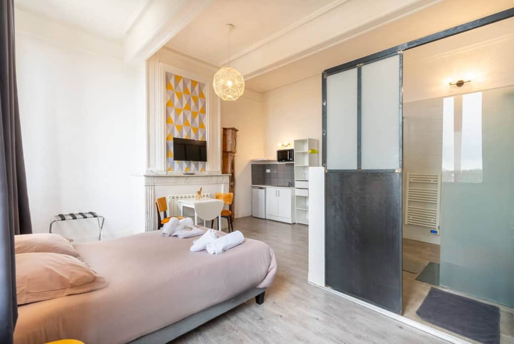 Chambre décor vintage avec mobilier d’époque