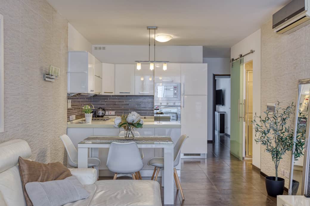 Bright open-plan studio with fully equipped kitchenette and dining space