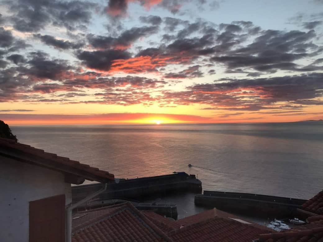 Amanecer desde la ventana del apartamento.
Amanecer desde la ventana del apartamento.