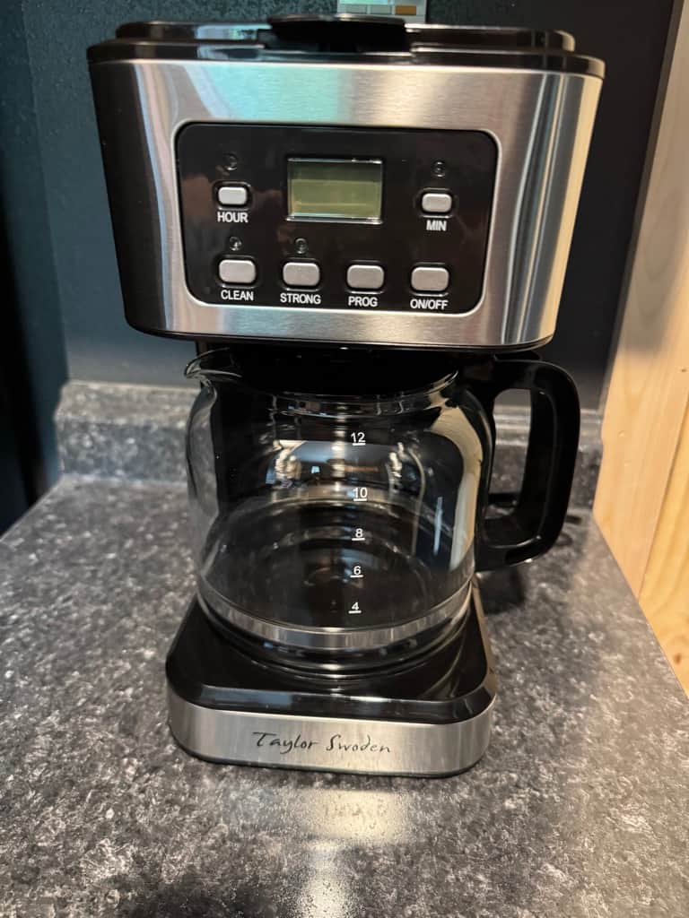 Coffee pot w/ grinder or quick brew grounds 