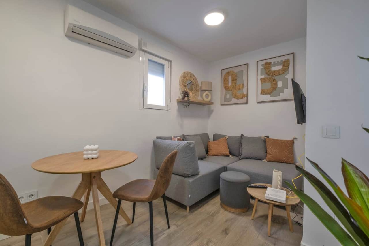 Salón con sofá chaise longue y aire acondicionado