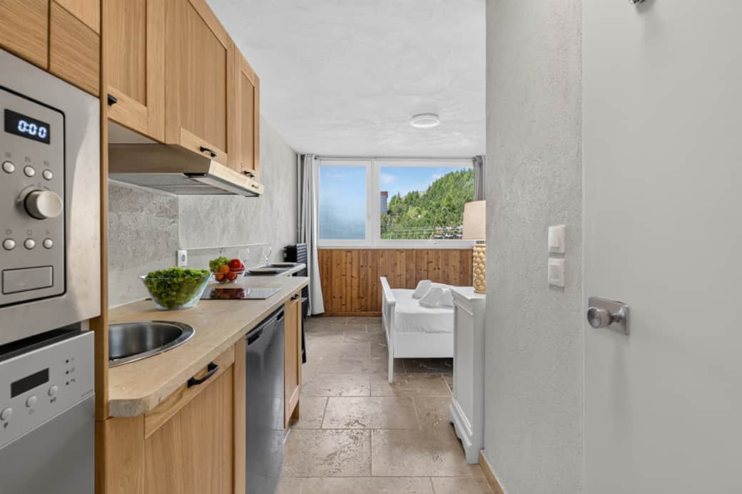 Fully equipped kitchen: induction hob, oven, dishwasher and Senseo coffee maker — comfort at home. Fully equipped kitchen: induction hob, oven, dishwasher and Senseo coffee maker — comfort at home.