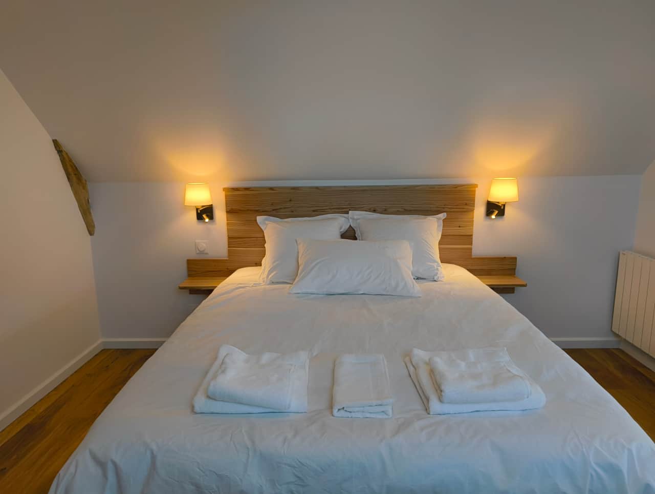 Chambre du 1er Etage, vue sur la tête de lit
