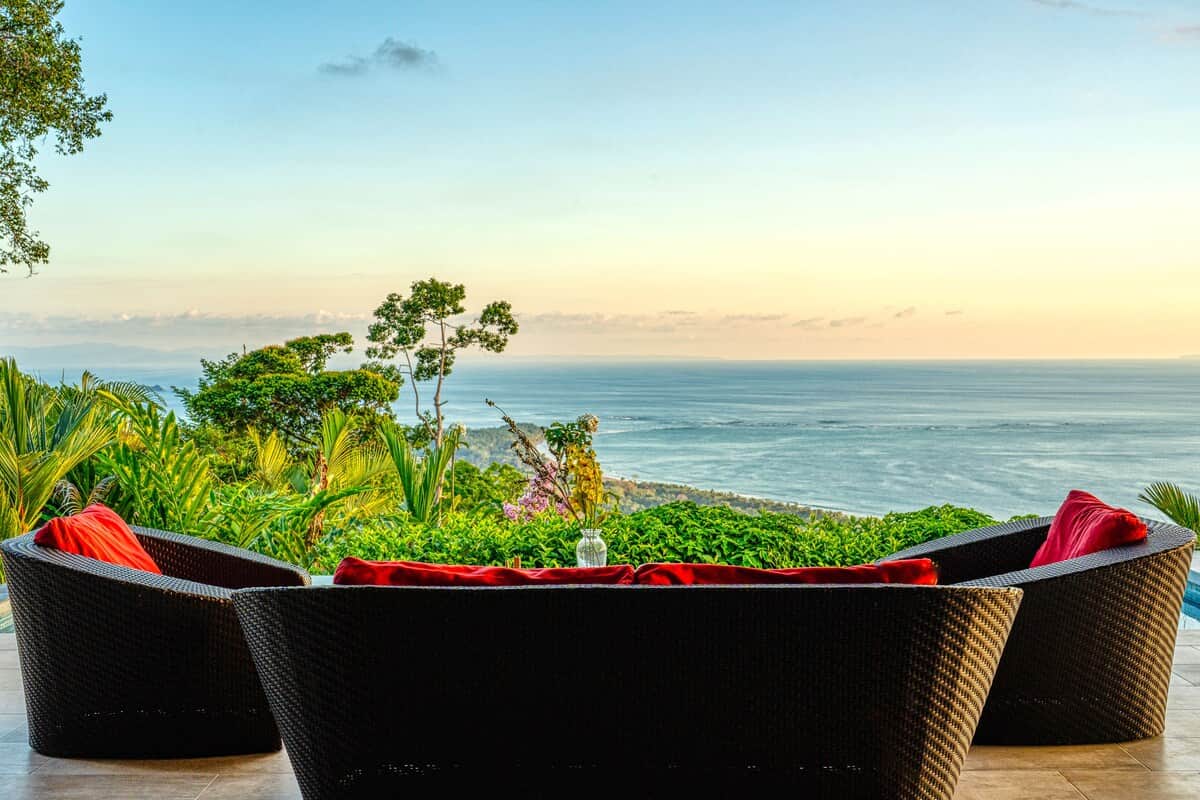 Lounge area and interrupetd ocean views.