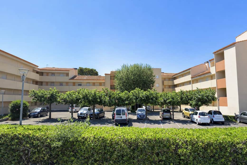 Résidence Les Calanques à Argelès-sur-Mer, environnement agréable et arboré avec stationnement à proximité. Un cadre calme et soigné pour profiter pleinement de votre séjour.