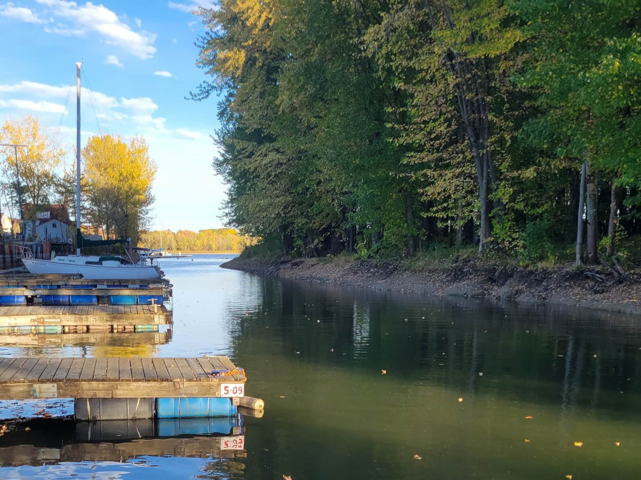 Vue vers le Richelieu à partir du milieu du canal de la Marina Rose-des-vents