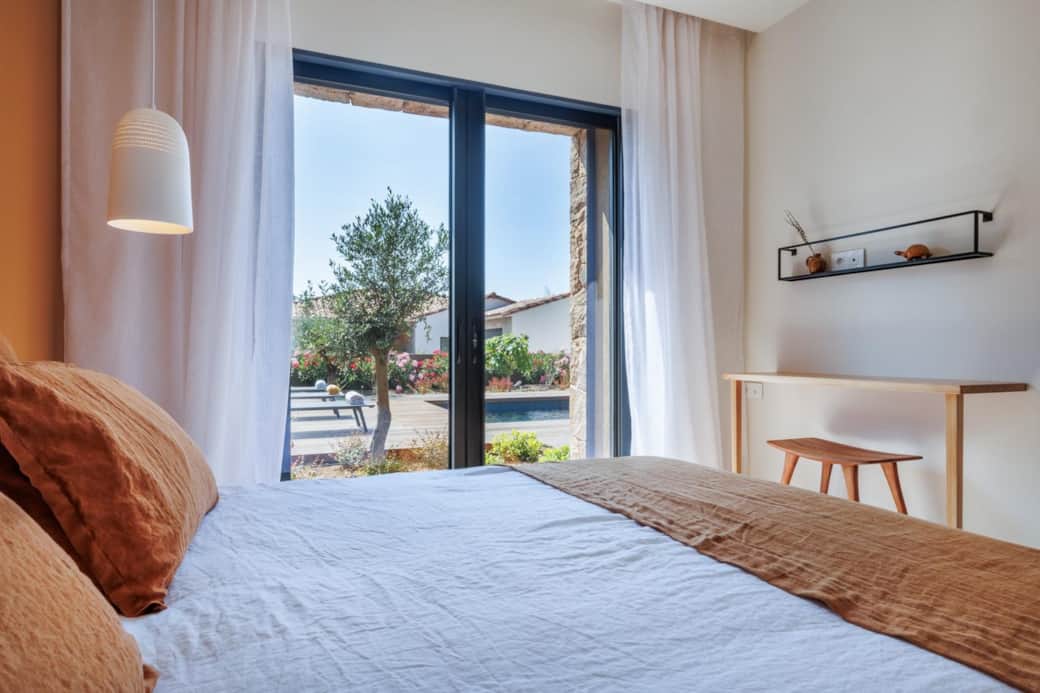 Réveil avec vue sur le jardin et la piscine depuis votre lit