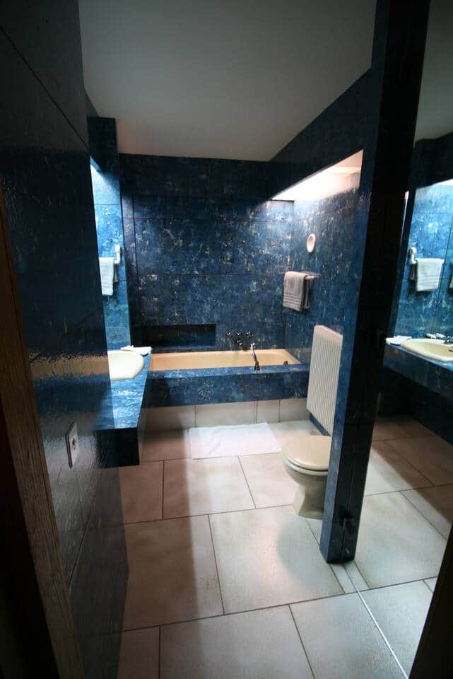 salle de bain chambre wapiti : bain, évier, toilette, sèche cheveux
Serviettes et tapis de bain en sus