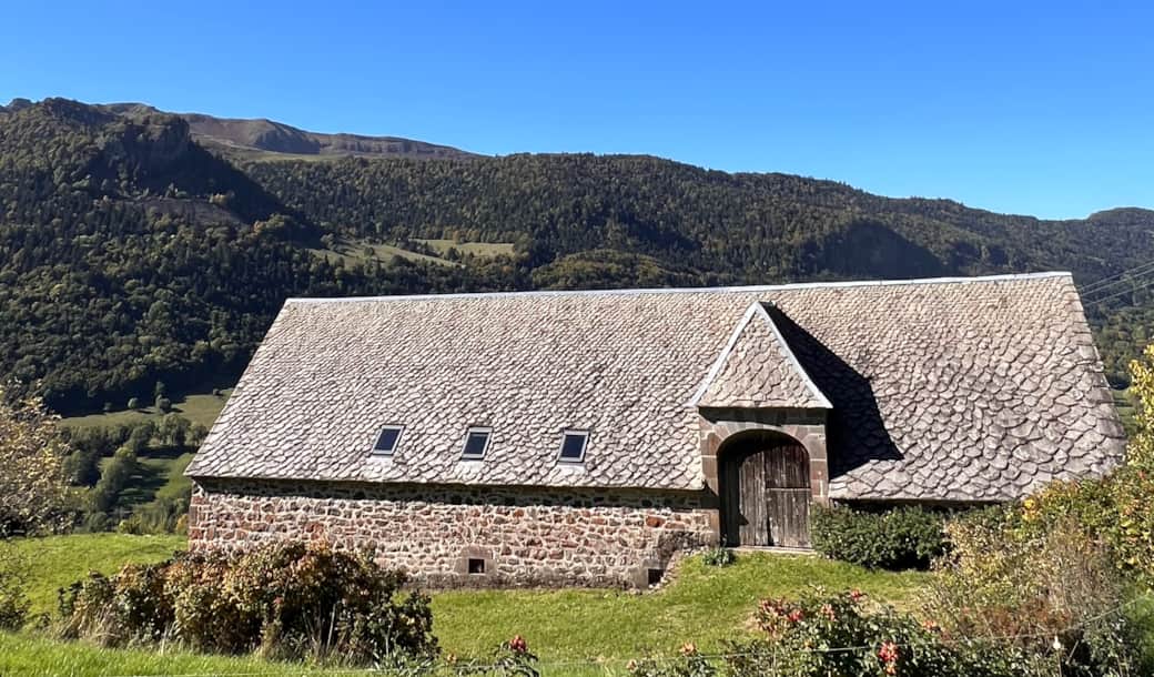 Facade Grange Mary gîte groupe Cantal 1 Facade Grange Mary gîte groupe Cantal 1