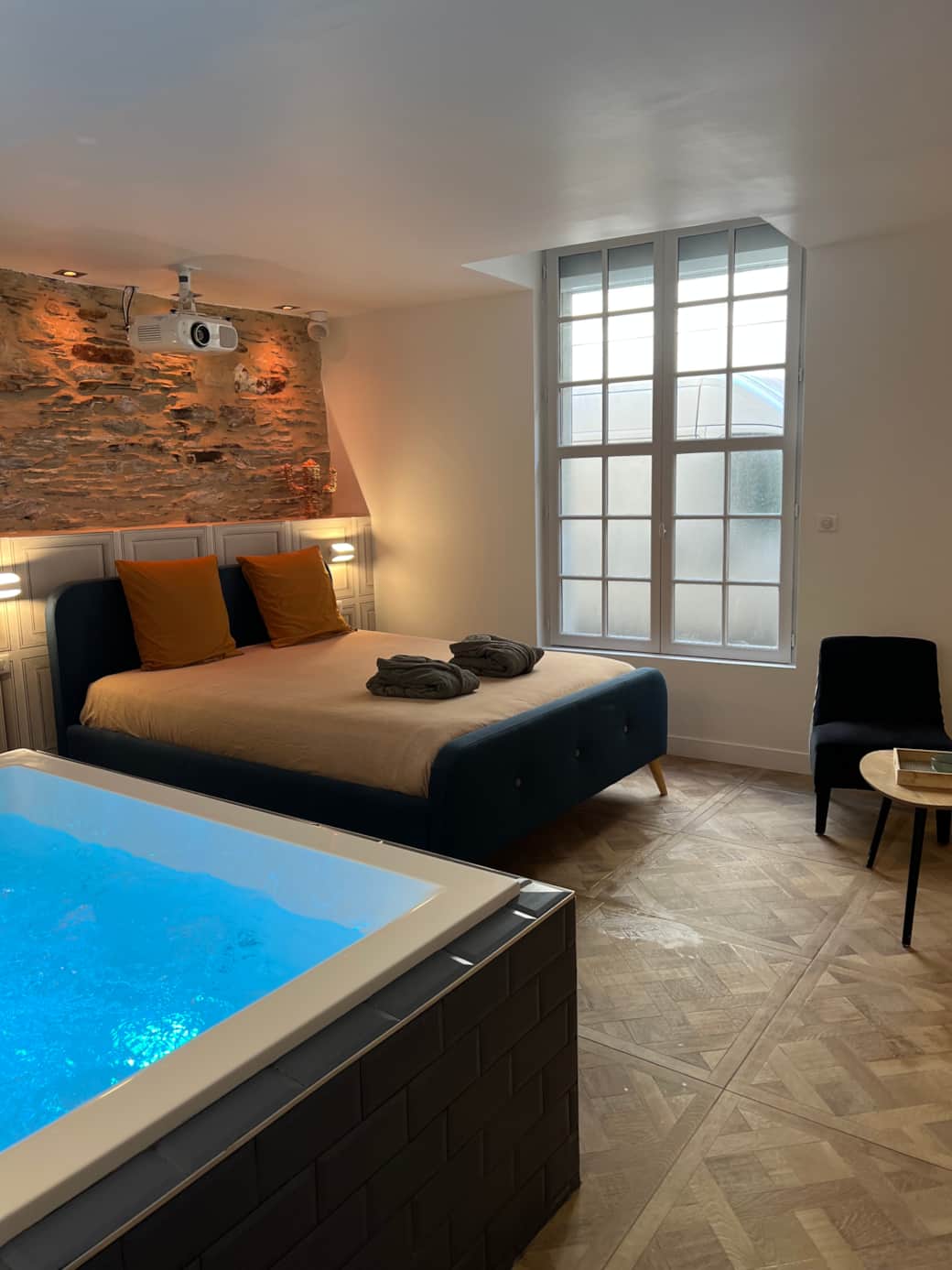 3 - CLEAR BED BATHTUB