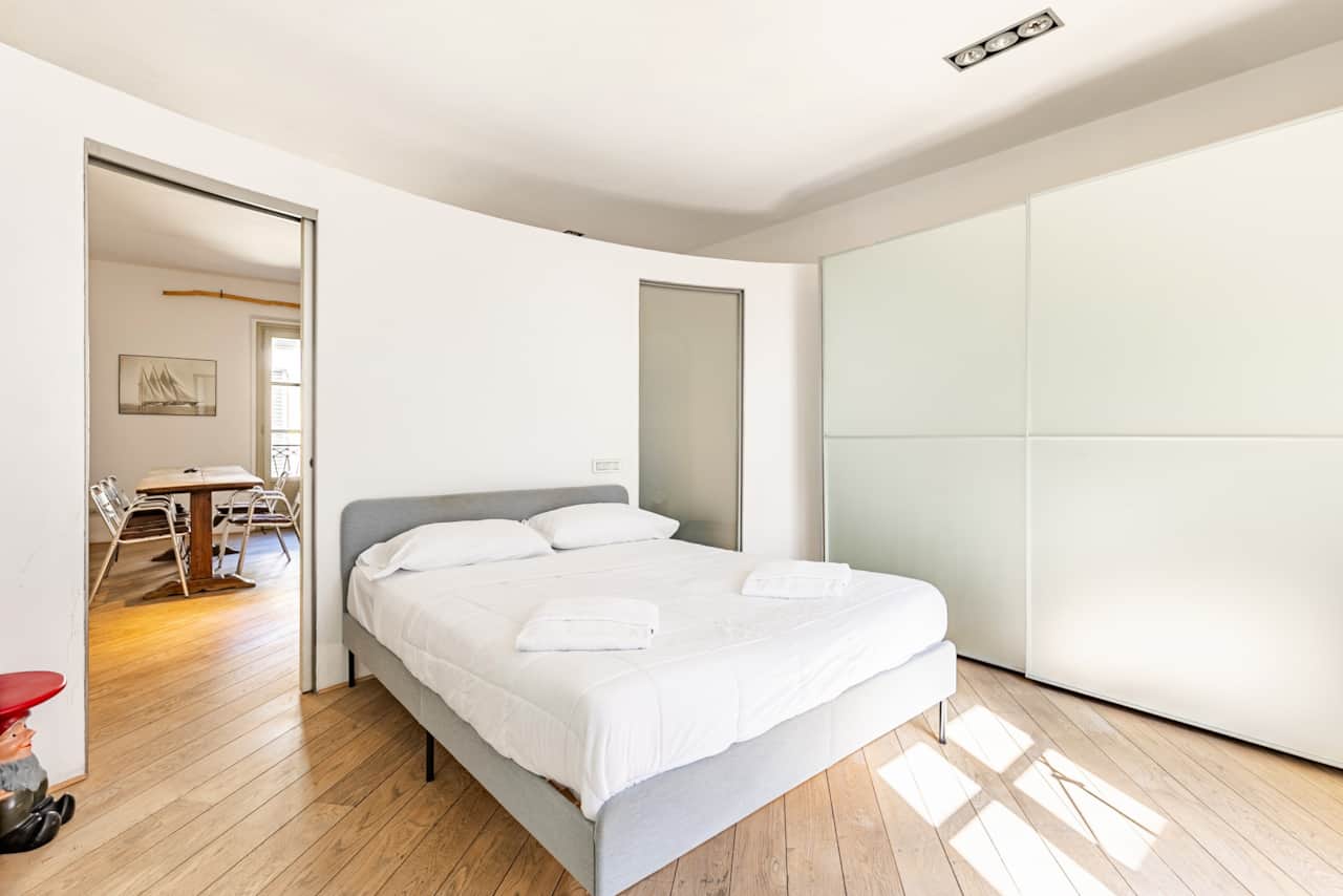 Camera con letto, armadio chiaro e affaccio sulle stanze