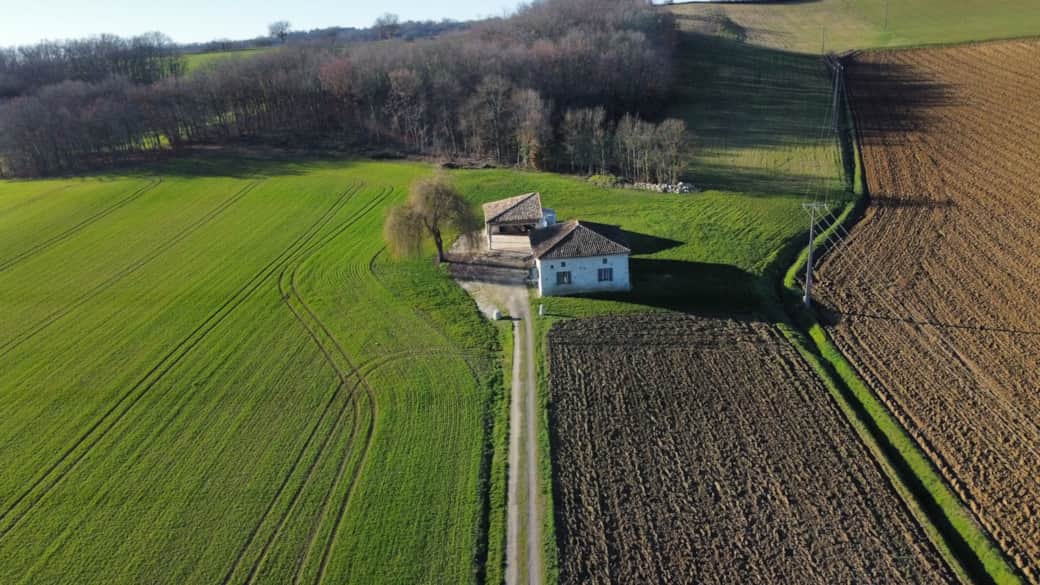 Maison de campagne à l'écart pour un séjour tranquille.