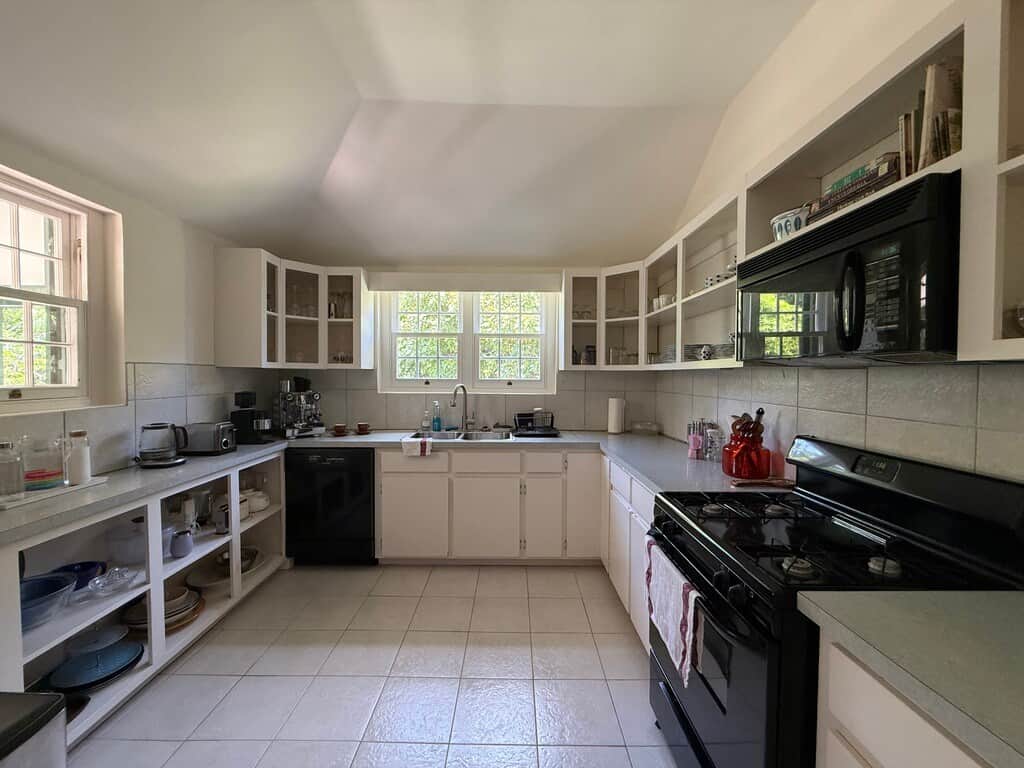 Kitchen equipped with everything a home cook needs