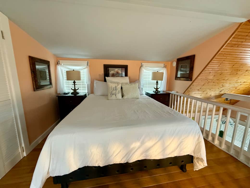 Bedroom w/ Queen Bed