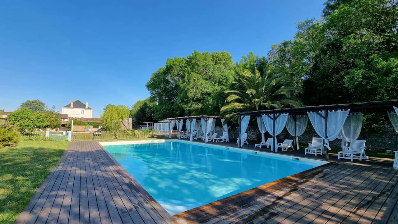 Piscine du domaine, accessible à tous les hôtes