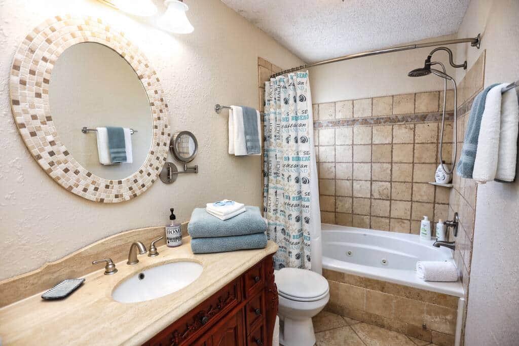 Full bathroom 1 with jacuzzi tub Full bathroom 1 with jacuzzi tub