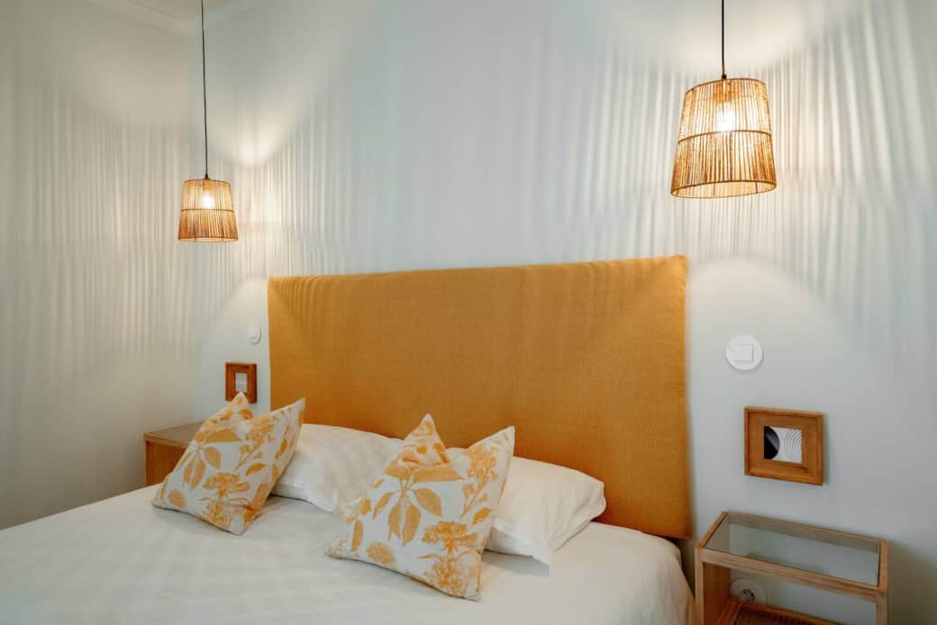 Quarto amarelo com cama Queen size em suite Quarto amarelo com cama Queen size em suite