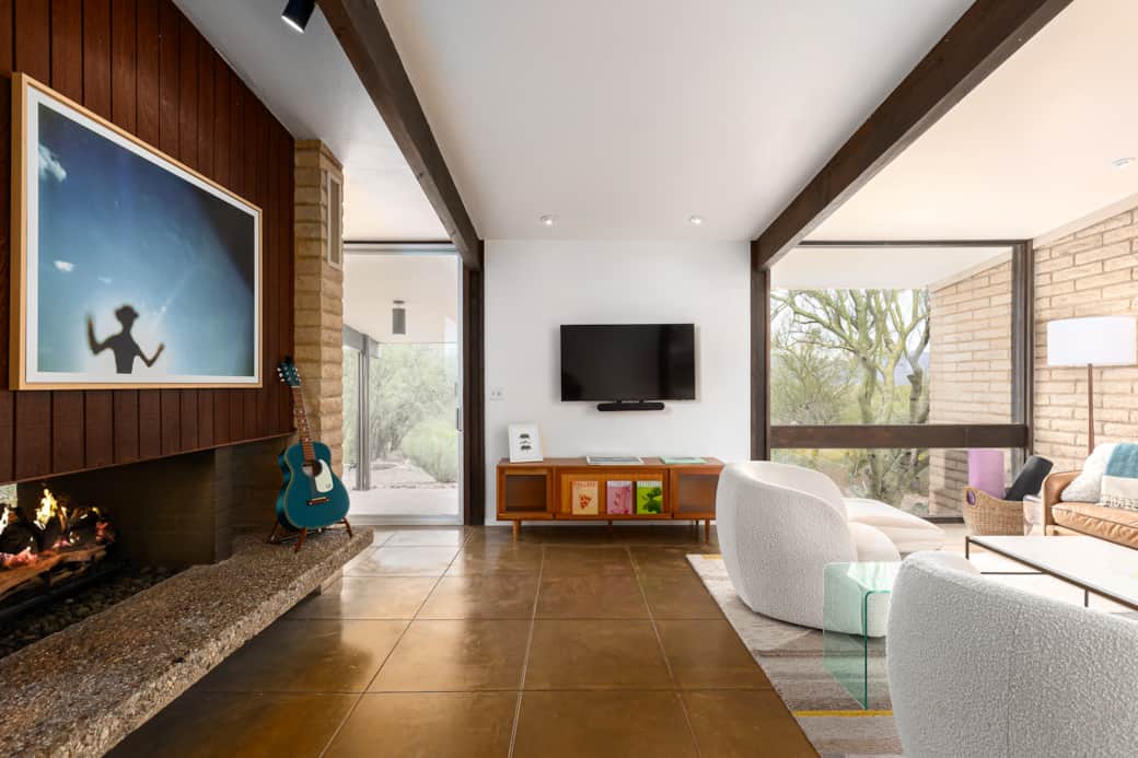 Living room, fireplace, TV.
