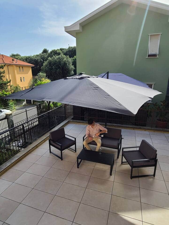 Spazio esterno sicuro e ombreggiato, ideale per famiglie con bambini Spazio esterno sicuro e ombreggiato, ideale per famiglie con bambini