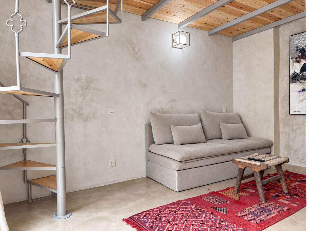 Salon lumineux avec canapé, télévision avec Netflix et accès direct au patio.
