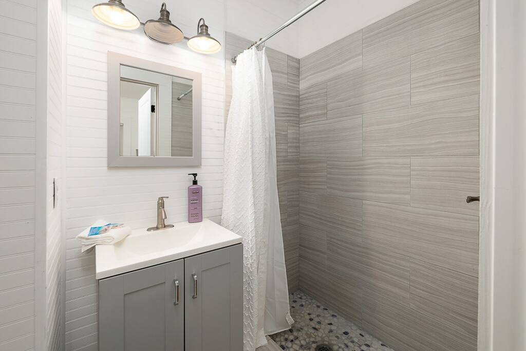 Full Bathroom 2